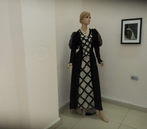 Театральный костюм актрисы. Открытие выставки «Легенды камчатской сцены». Камчатский краевой художественный музей, 20 марта 2025 года